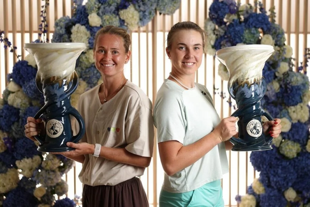 Marie Bouzkova and Linda Noskova posing back-to-back with Cincinnati doubles trophies