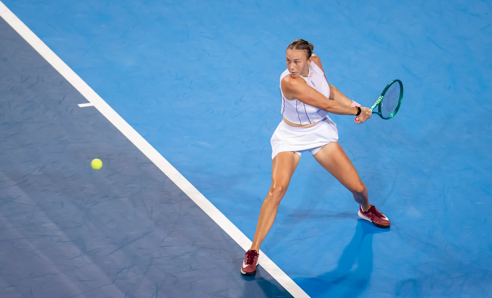 Amanda Anisimova hitting a backhand at the 2026 Cincinnati Open