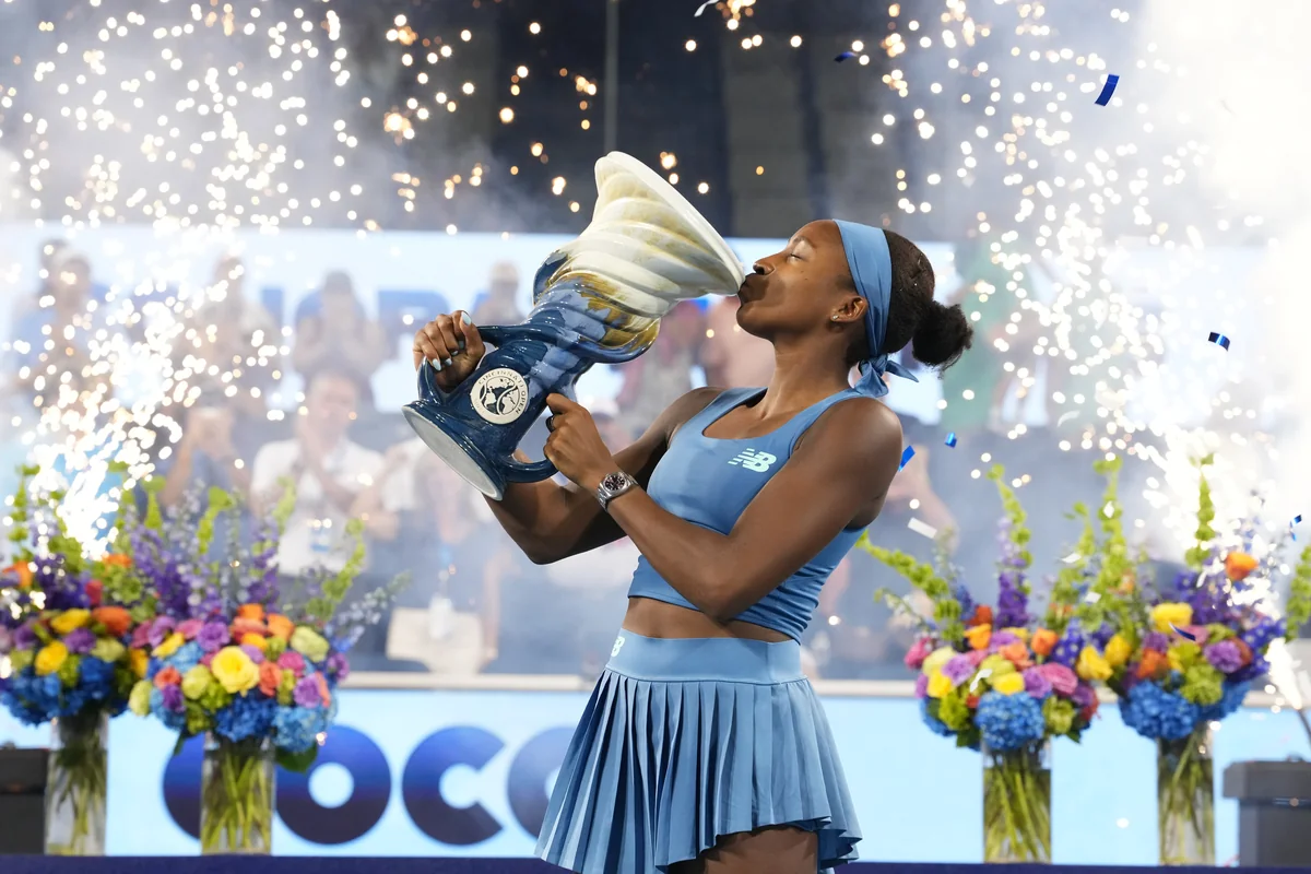 Coco Gauff kissing the Cincinnati Open trophy after winning the 2026 women’s singles title